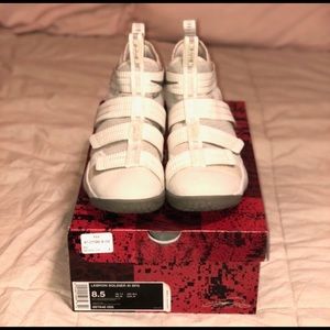 Lebron Soldier XI Basketball Shoes Size 8.5